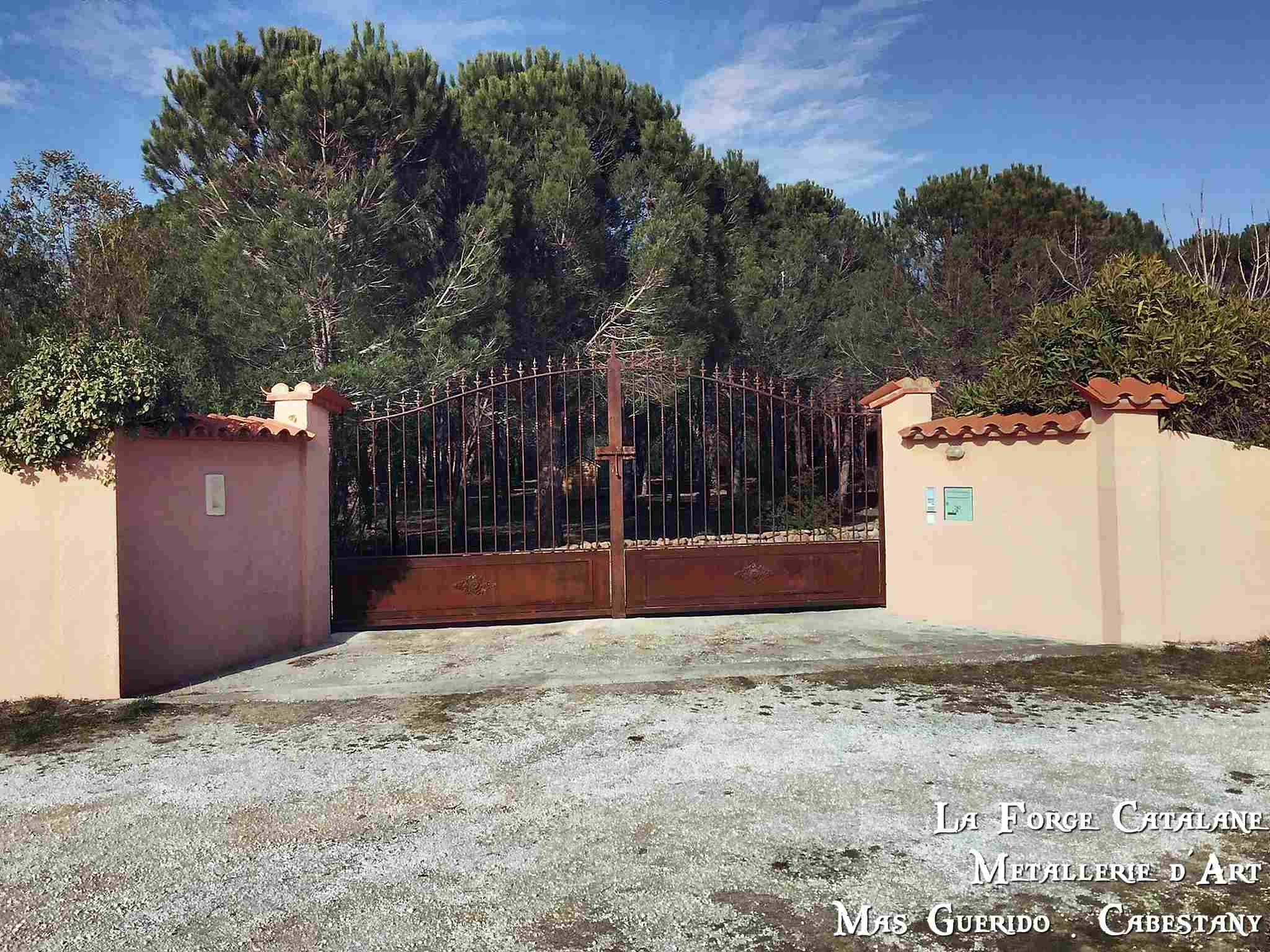 portail double vantaux soubassement tole remplissage barreaudage droit se fininssant en tete de fleches forge catalane.jpg